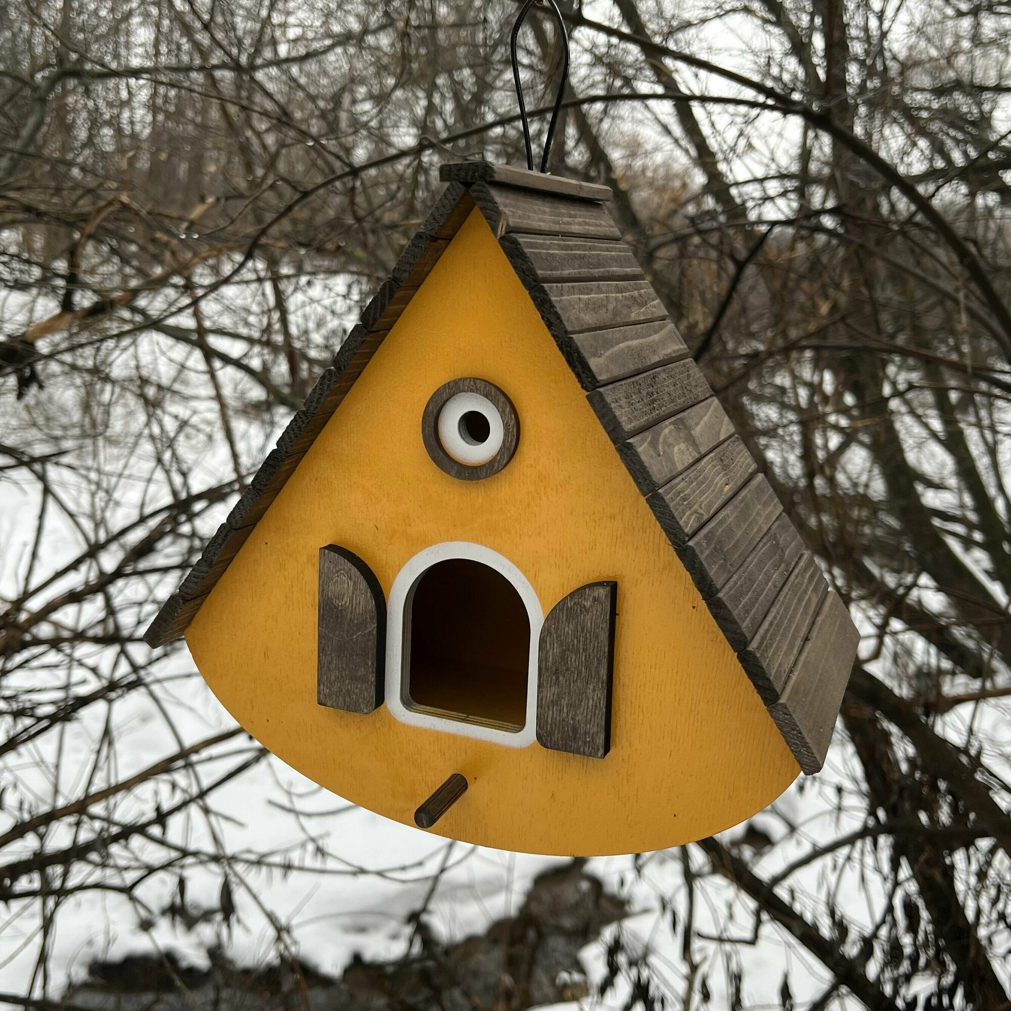 Деревянный скворечник для птиц PinePeak / Кормушка для птиц подвесная для дачи и сада, 250х260х150мм - фотография № 4