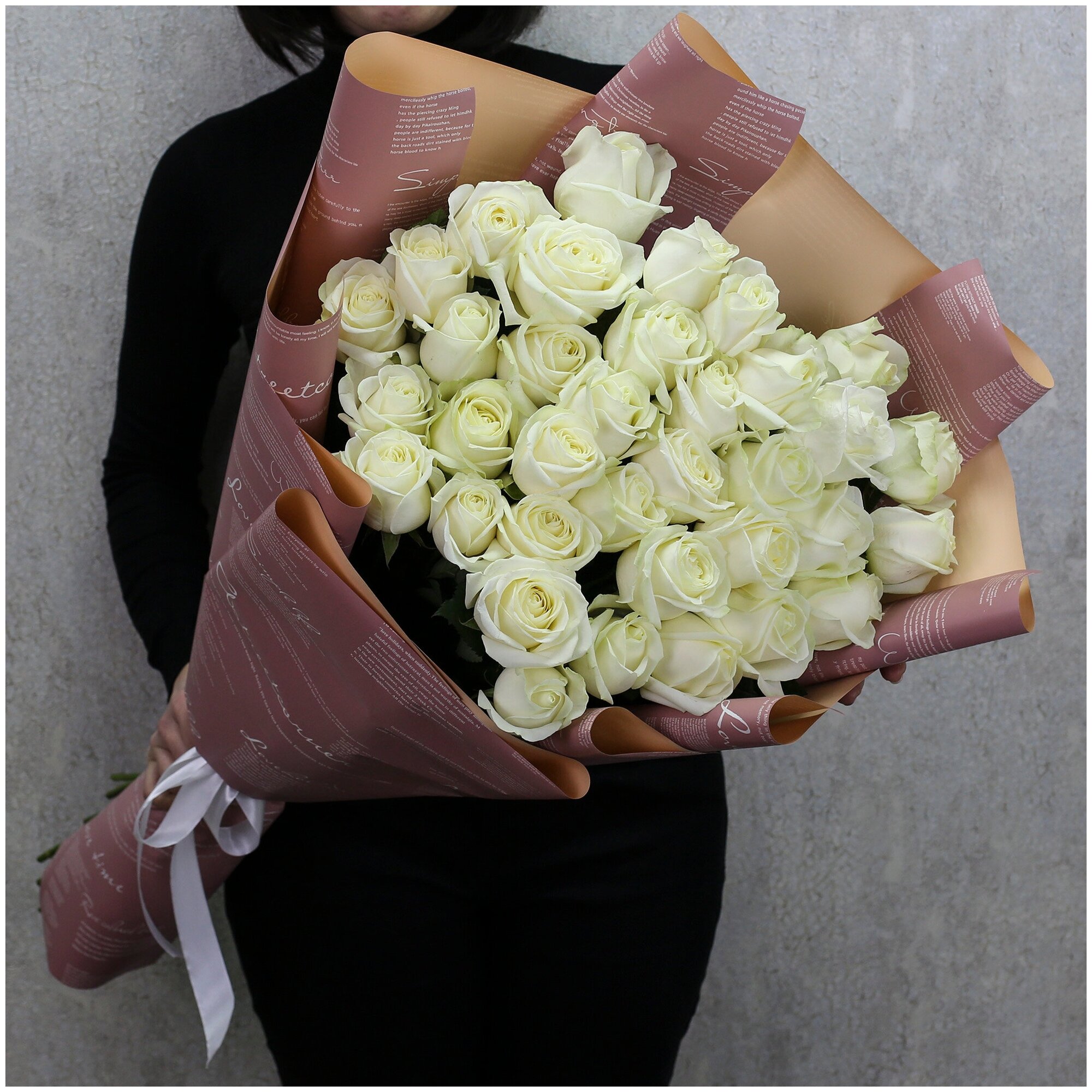 Цветы живые букет из 35 белых роз Аваланч 80 см в дизайнерской упаковке