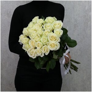 Цветы живые букет из 25 белых роз Аваланч 70 см с атласной лентой