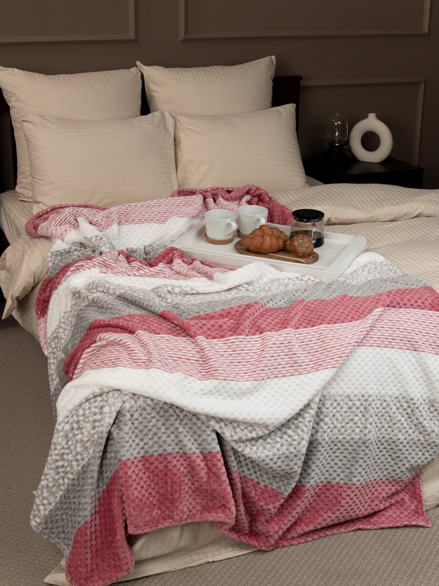 Плед TexRepublic Deco Lux 150х200 см, 2 спальный, велсофт, покрывало на диван, теплый, мягкий, розовый с принтом полосы - фотография № 3