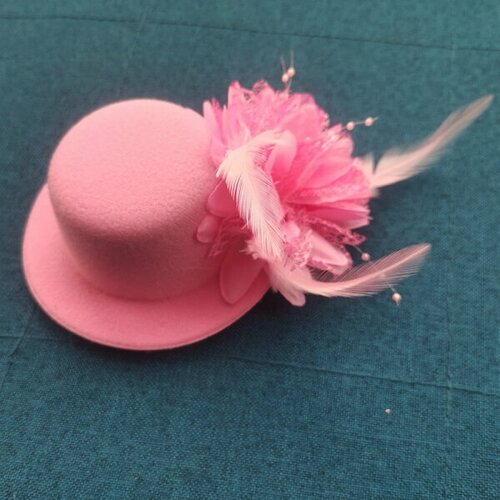 Шляпка на заколке карнавальная Цветок с перьями, 13 см, цвет розовый