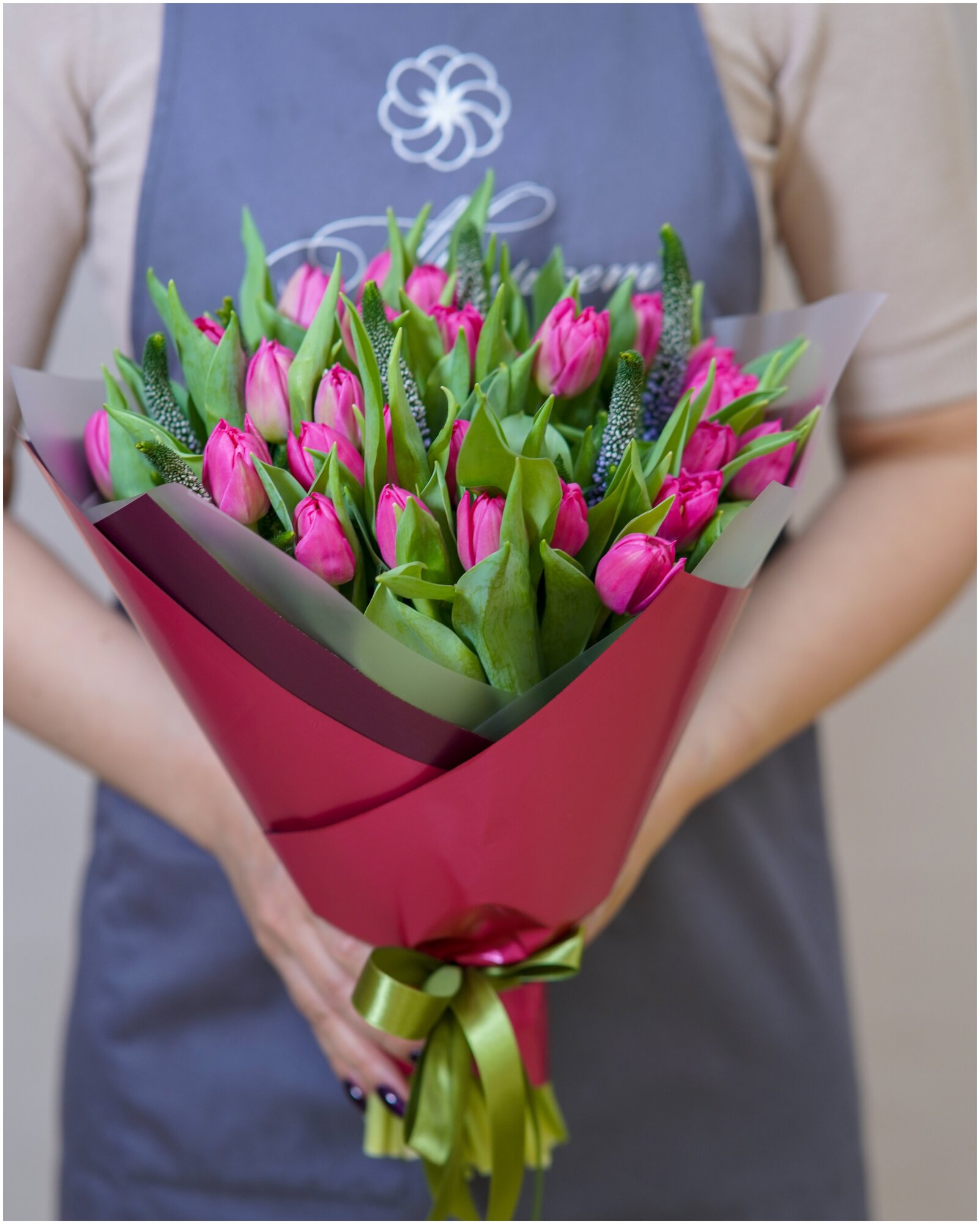Букет живых цветов из 25 розовых тюльпанов и вероники в упаковке