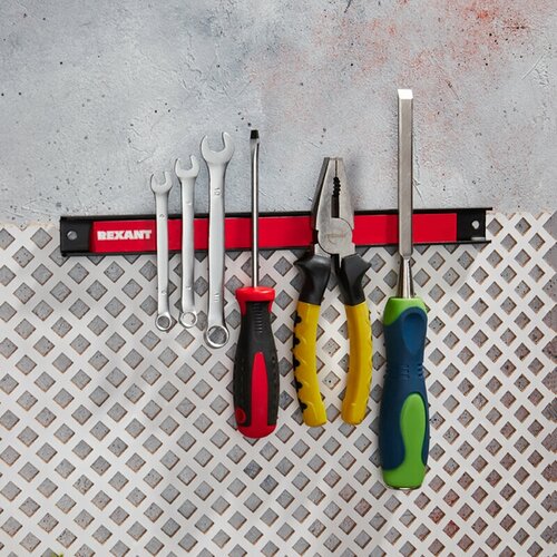 Магнитный держатель настенный REXANT для хранения инструментов 761₽