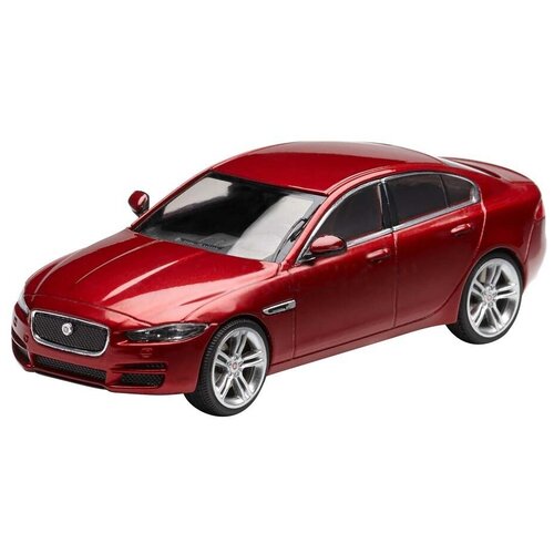 Модель автомобиля Jaguar XE Diecast Model, Italian Racing Red, Scale 1:43 new packing dm model cat 335f l hydraulic excavtor 1 50 scale diecast 85925