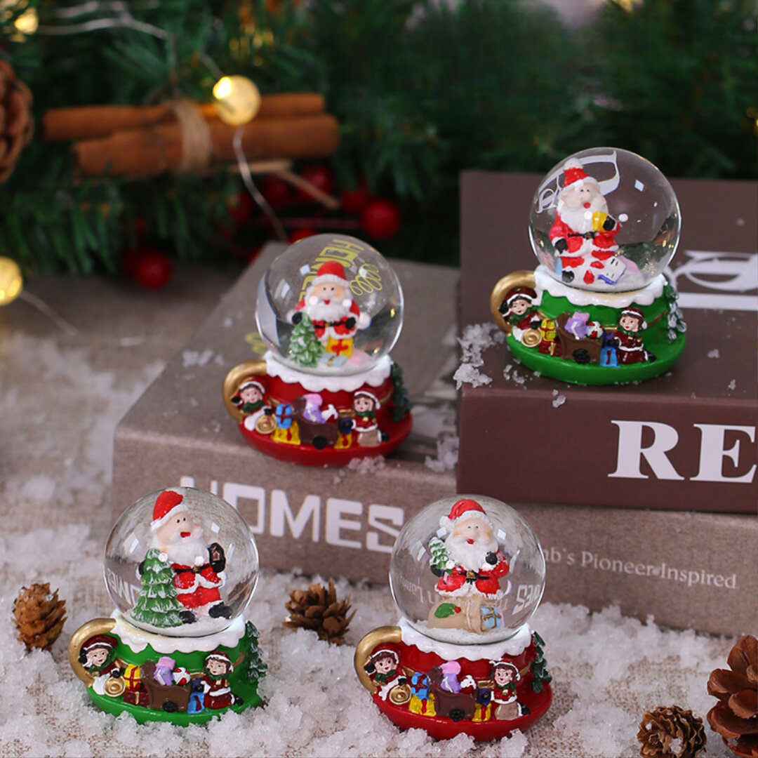 Новогодний сувенир Снежный шар "Дед Мороз" 5х7 см. Размер снежного шара 4.5 см (случайная - зелёная/красная)