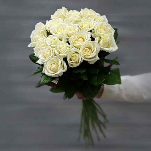 Букет из 19 белых роз (Россия) с лентой 50 см Д