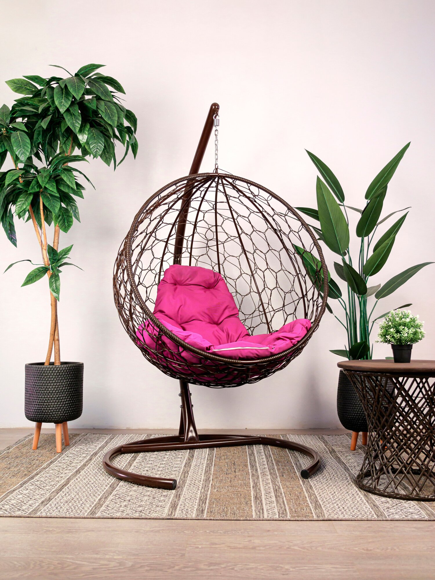 Подвесное кресло M-Group круглый ротанг коричневое, розовая подушка - фотография № 1