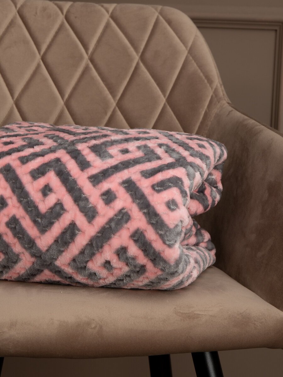 Плед TexRepublic Deco Lux 150х200 см, 2 спальный, велсофт, покрывало на диван, теплый, мягкий, серый, розовый с принтом лабиринт - фотография № 8