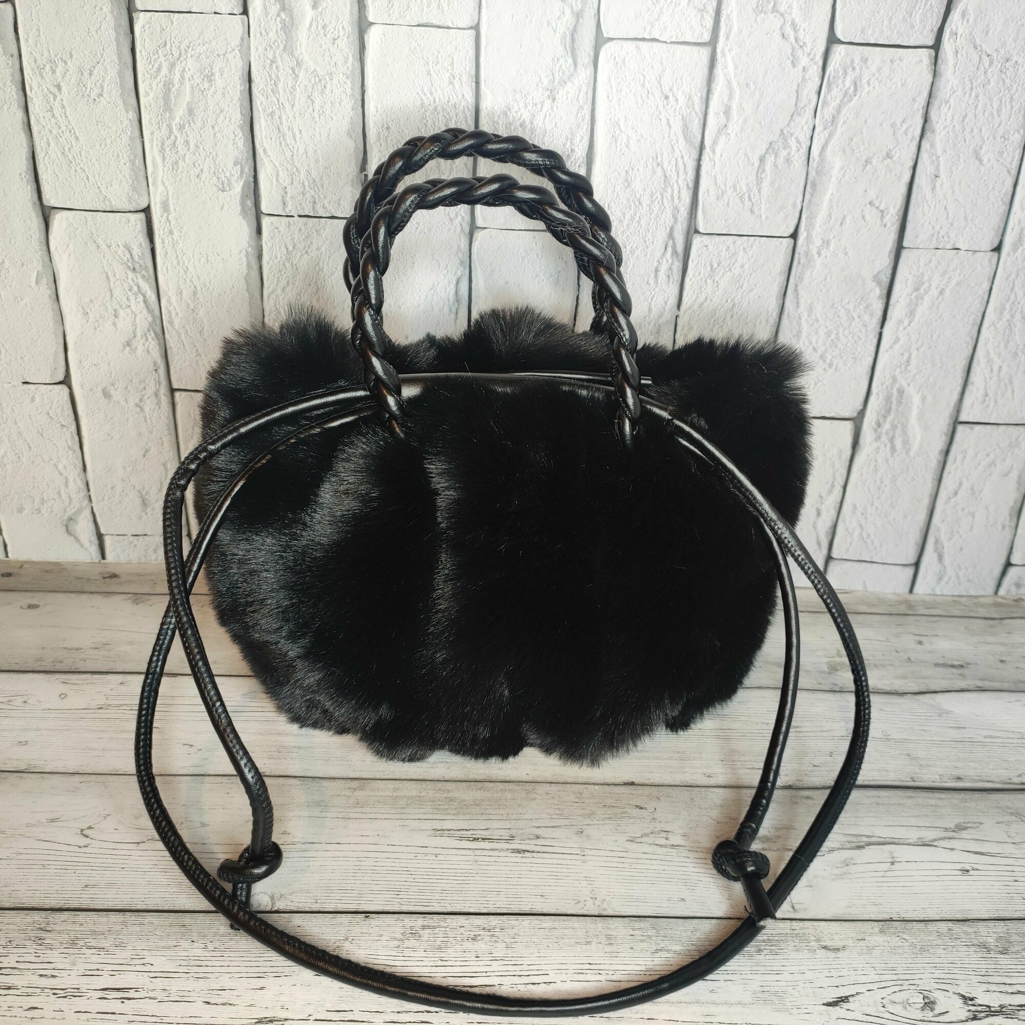 фото Сумочка кросс-боди для девочек, меховая с ремешком, на застёжке-кнопке черная
