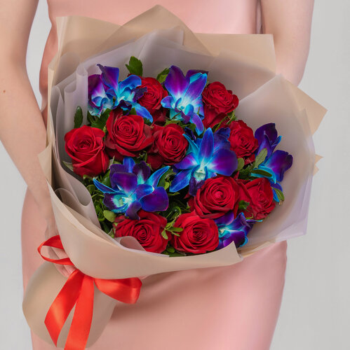 Изображение товара Дуо-букет Мегацвет24 "Красные розы и орхидея "Космос", 40 см, дизайнерская упаковка