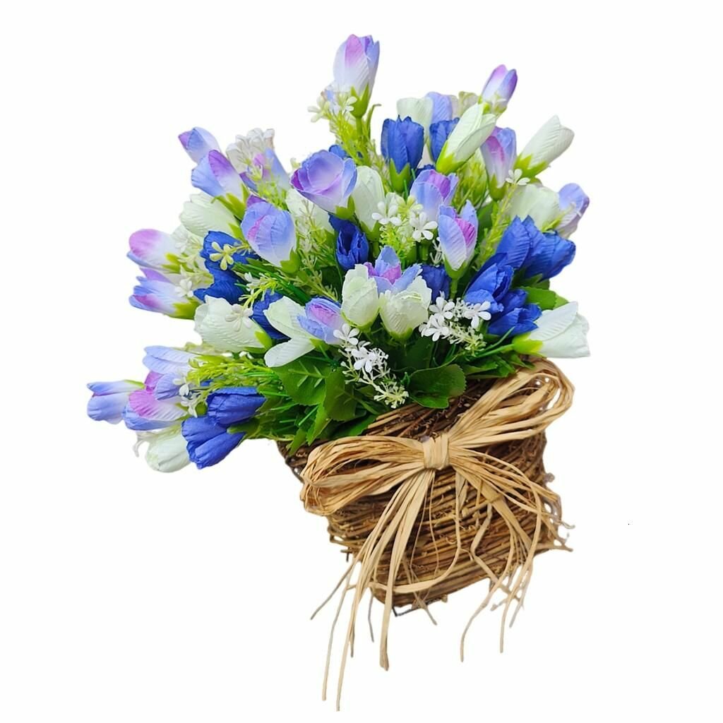 Корзина с искусственными голубыми и белыми тюльпанами для украшения фермерского дома