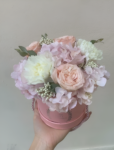 Изображение товара Композиция в коробке с розовой гортензией, белым диантусом и пионовидной розой "Зефир"