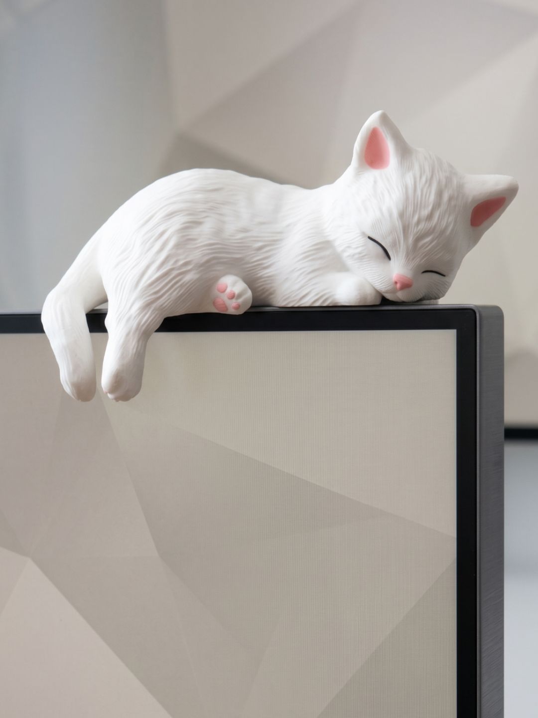 3D-фигурка спящего котика "Cozy Cat Monitor Buddy" для декора стола