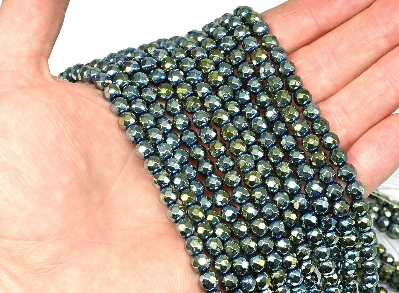 Бусины из гематита шарик граненый 6мм цвет зеленый, 39см, 68 бусин.