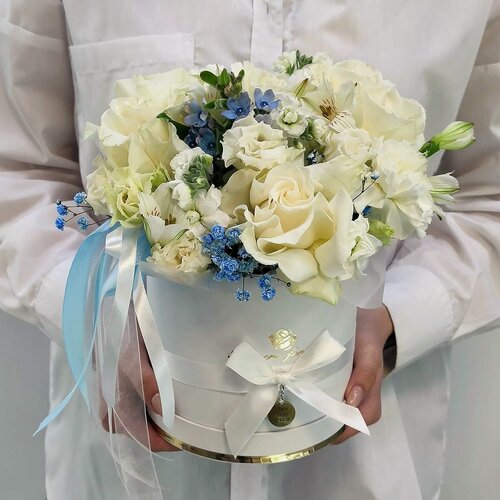 Изображение товара Букет Талисман Флоры "Белая дымка", розы, альстромерии и др, 10 цветов