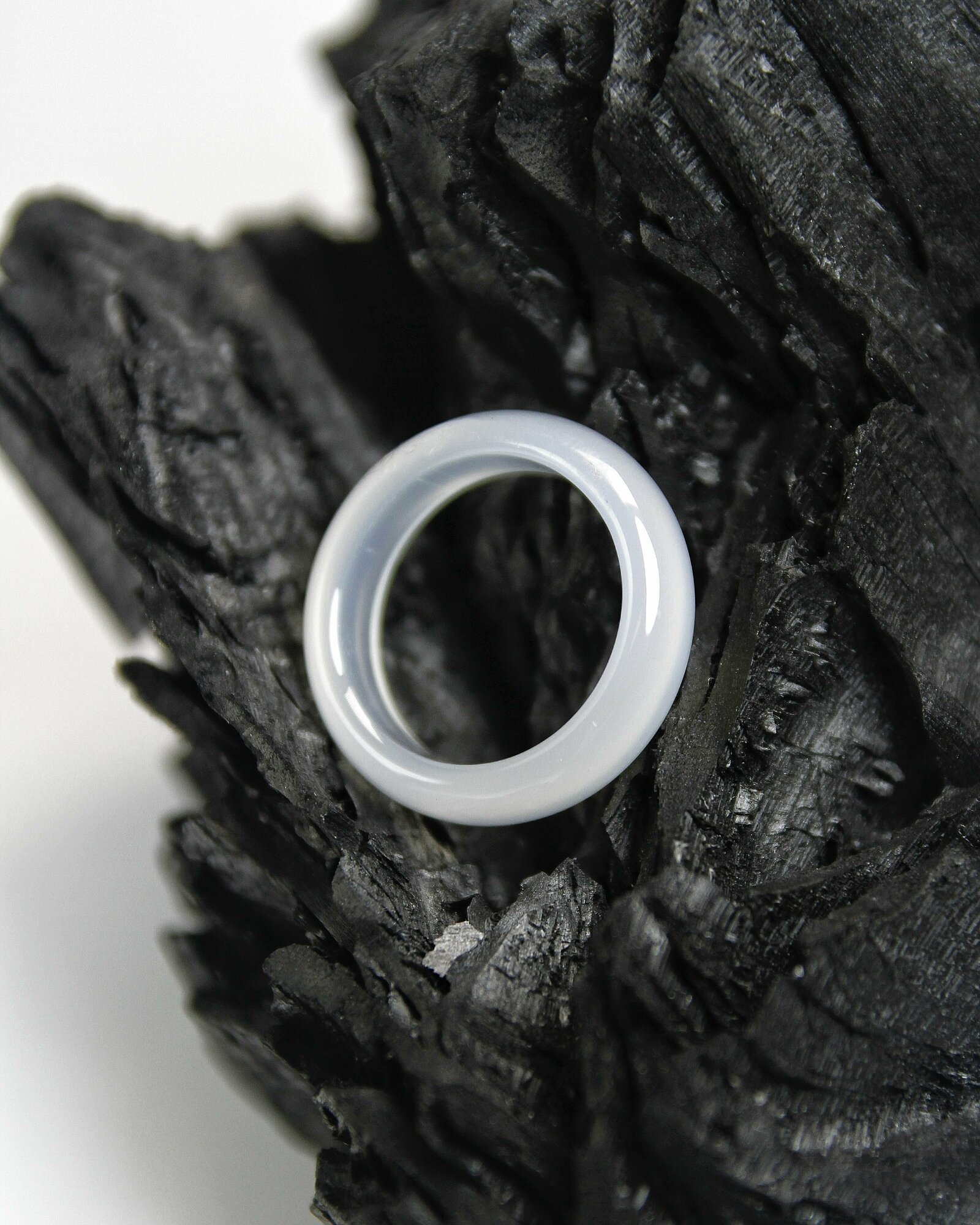 фото Кольцо из натурального камня Белый агат, защита от опасности, размер 17-18