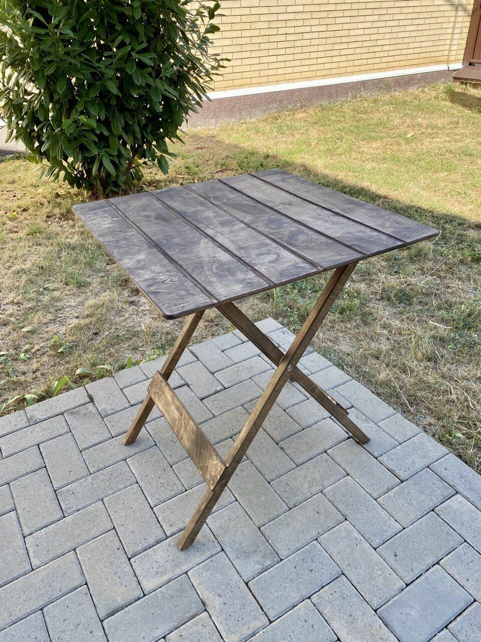 фото Деревянный складной столик на двоих цельный