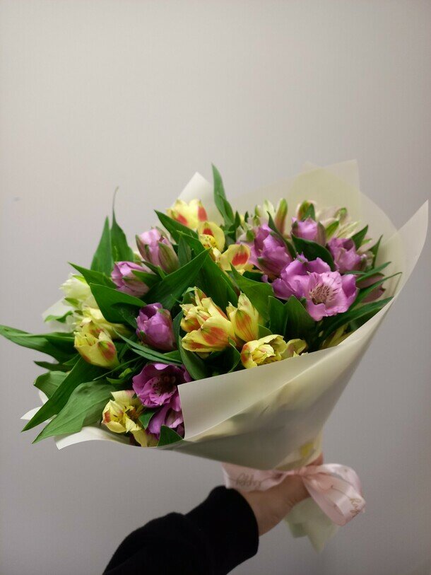 Букет Well Flowers "Альстромерии", круглый, 15 цветов, высота 50 см, букет свежих цветов