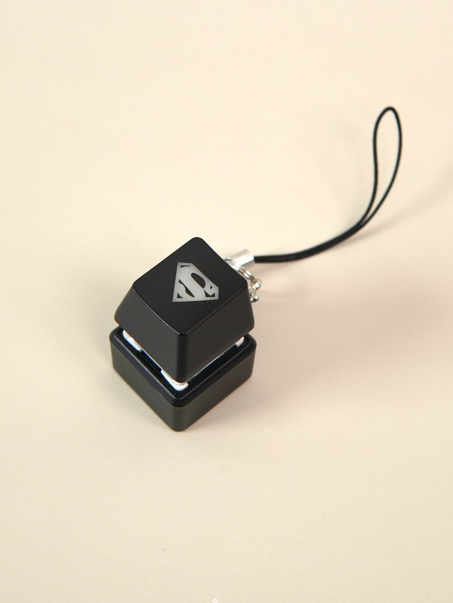 Брелок-кликер Супермен (Superman) | Механический переключатель | Геймерский антистресс | Подарок фанату DC Comics