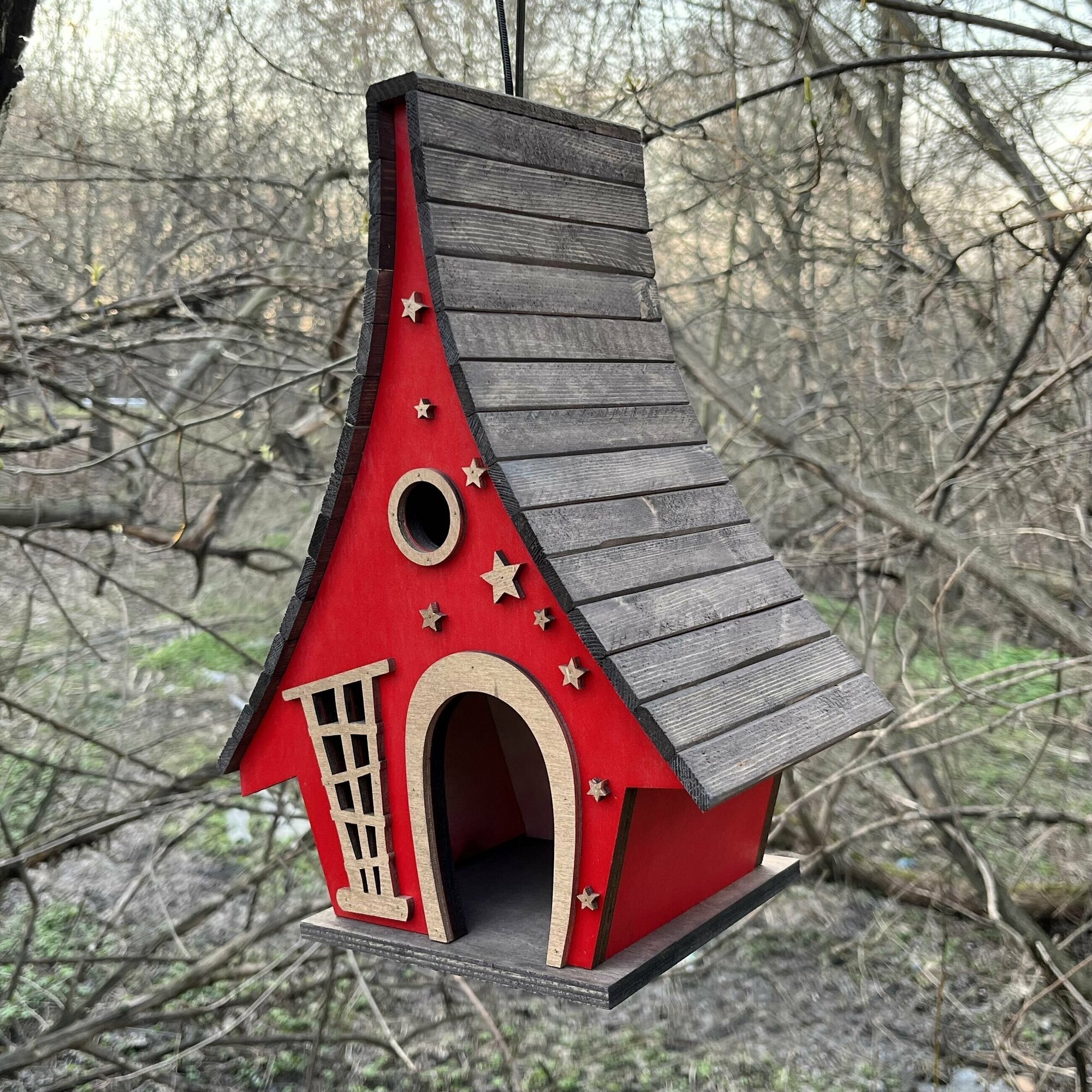 Деревянный скворечник для птиц PinePeak / Кормушка для птиц подвесная для дачи и сада, 330х250х150мм - фотография № 2