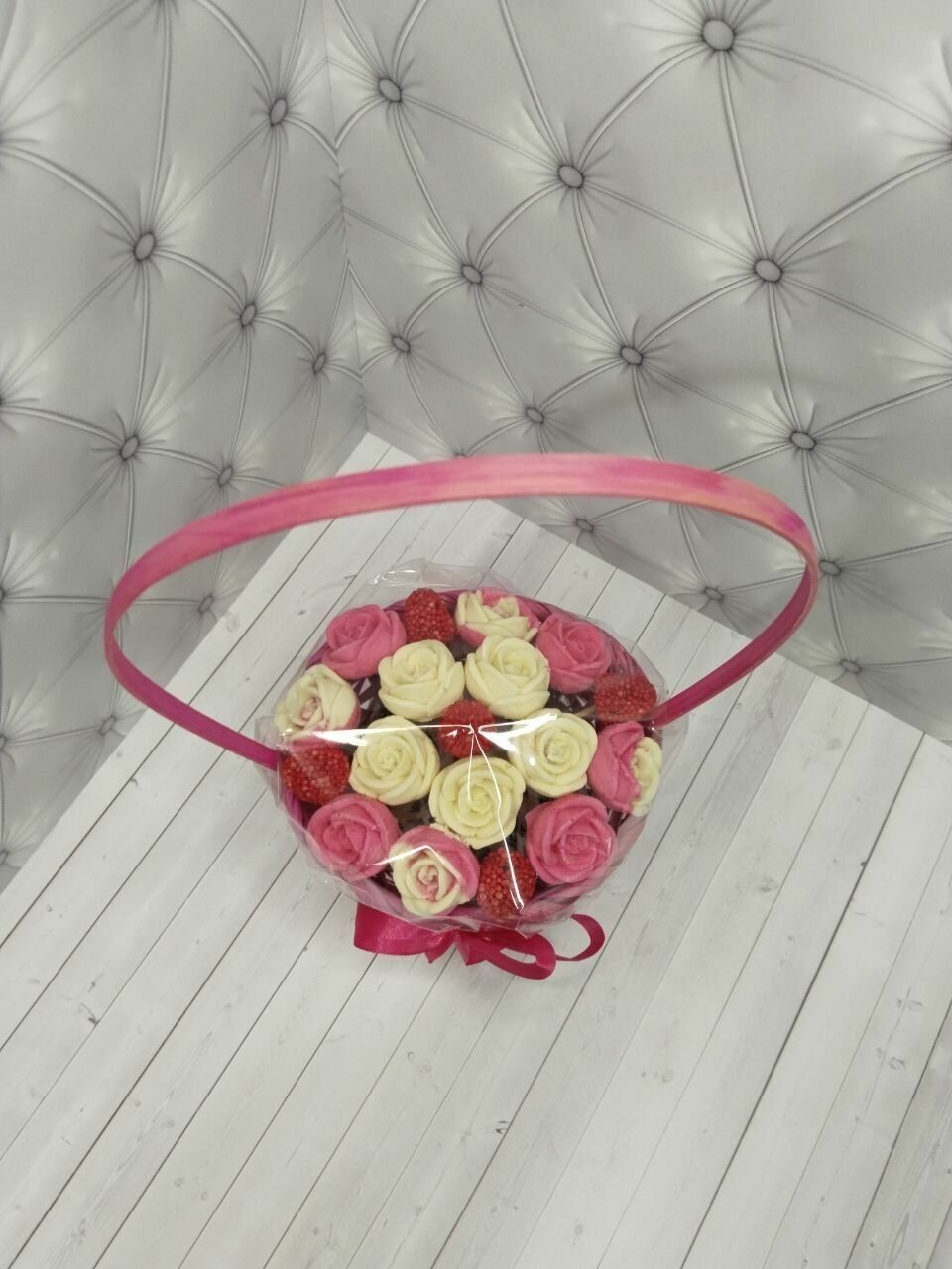 Ягодно - шоколадный букет из роз и малины мармелад. Розовые, белые ,красные в корзине - фотография № 3