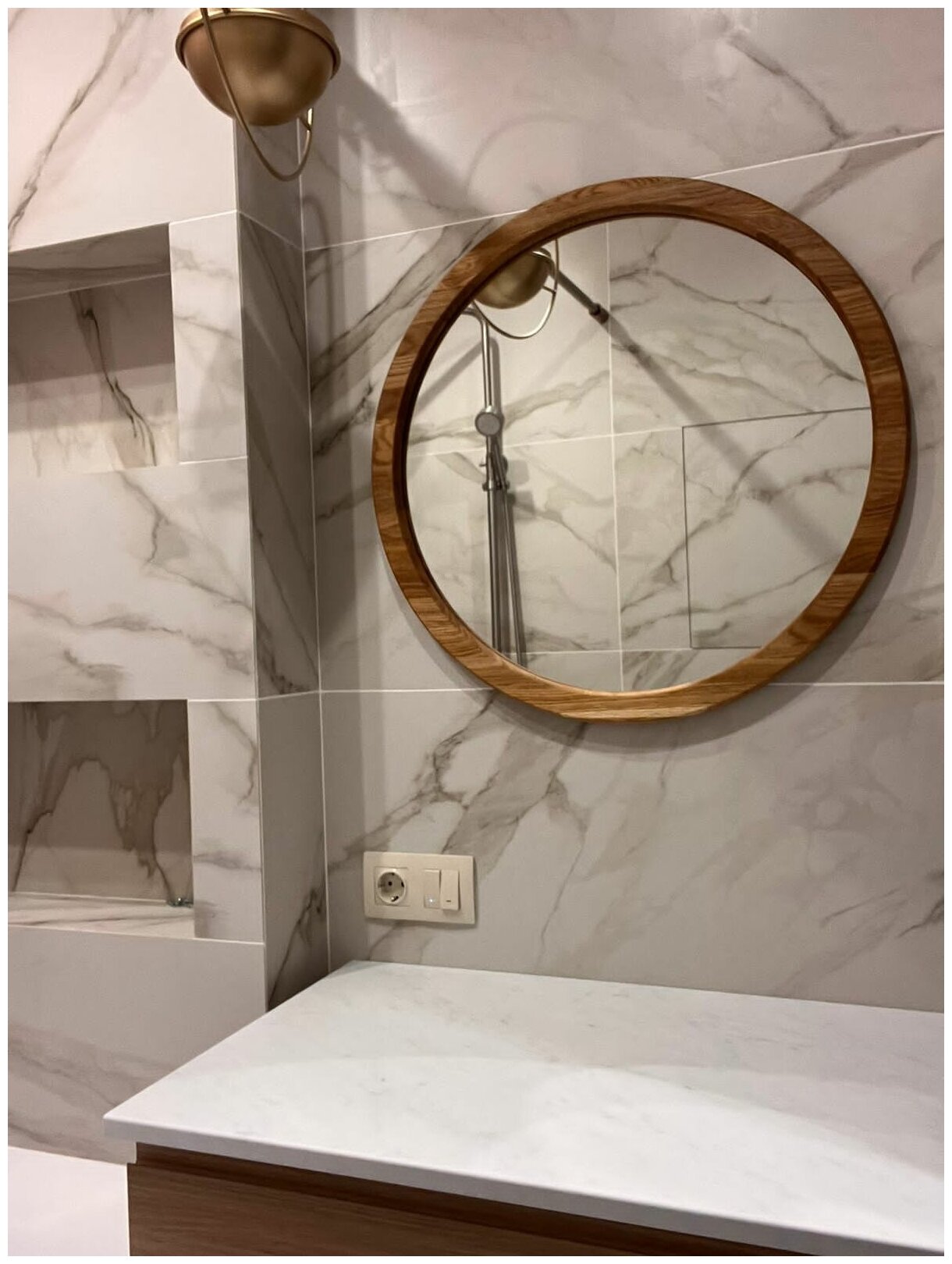 фото Круглое зеркало в раме из массива Дуба