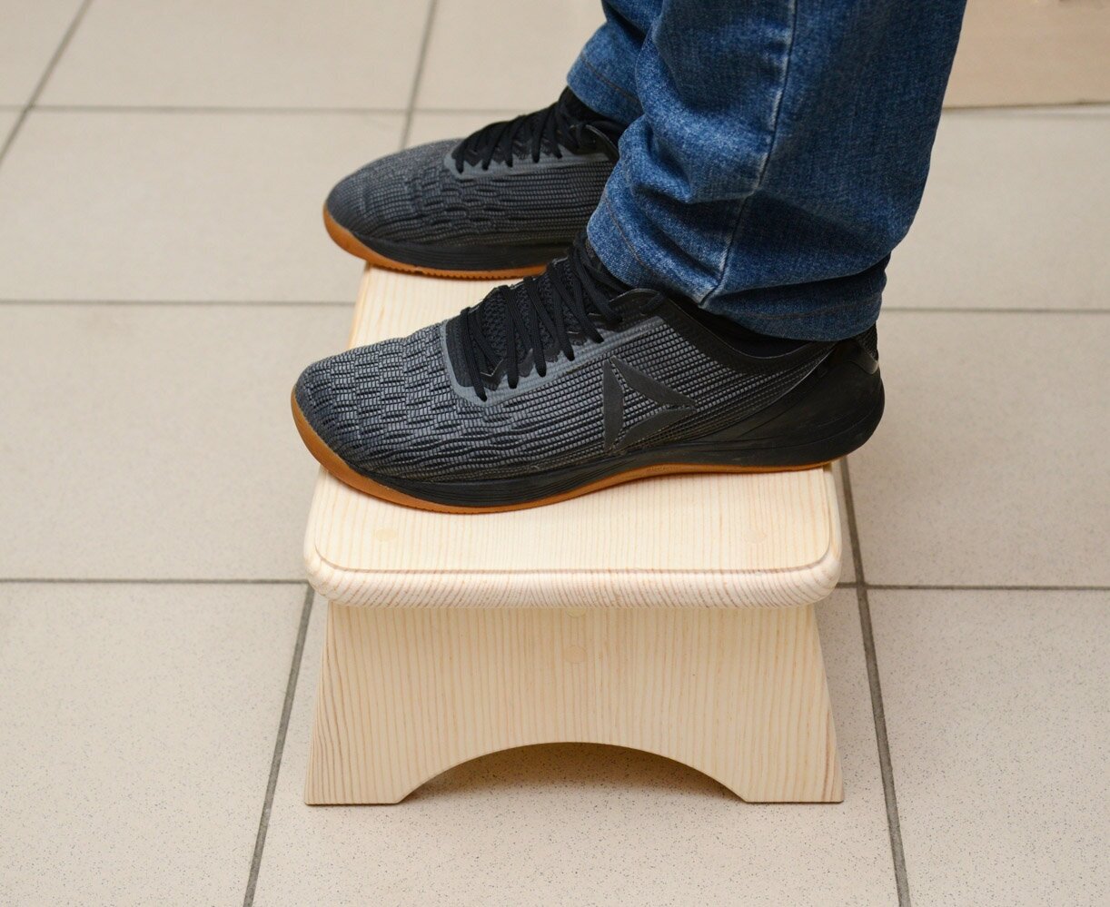 Скамейка деревянная низкая H16. Подставка для ног - фотография № 3
