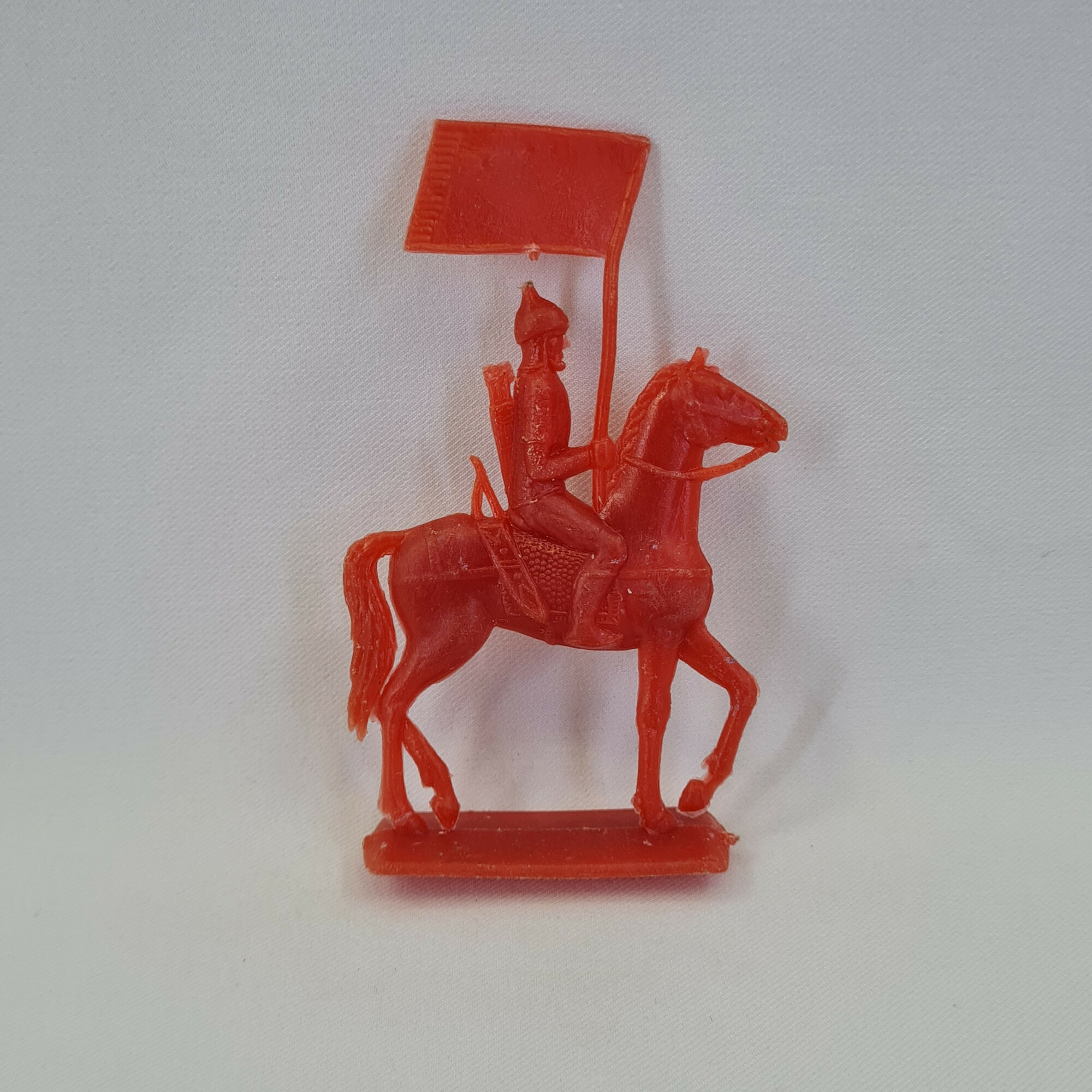 Фигурка всадника, винтаж СССР. Игрушечный конник с флагом на подставке, красный цвет