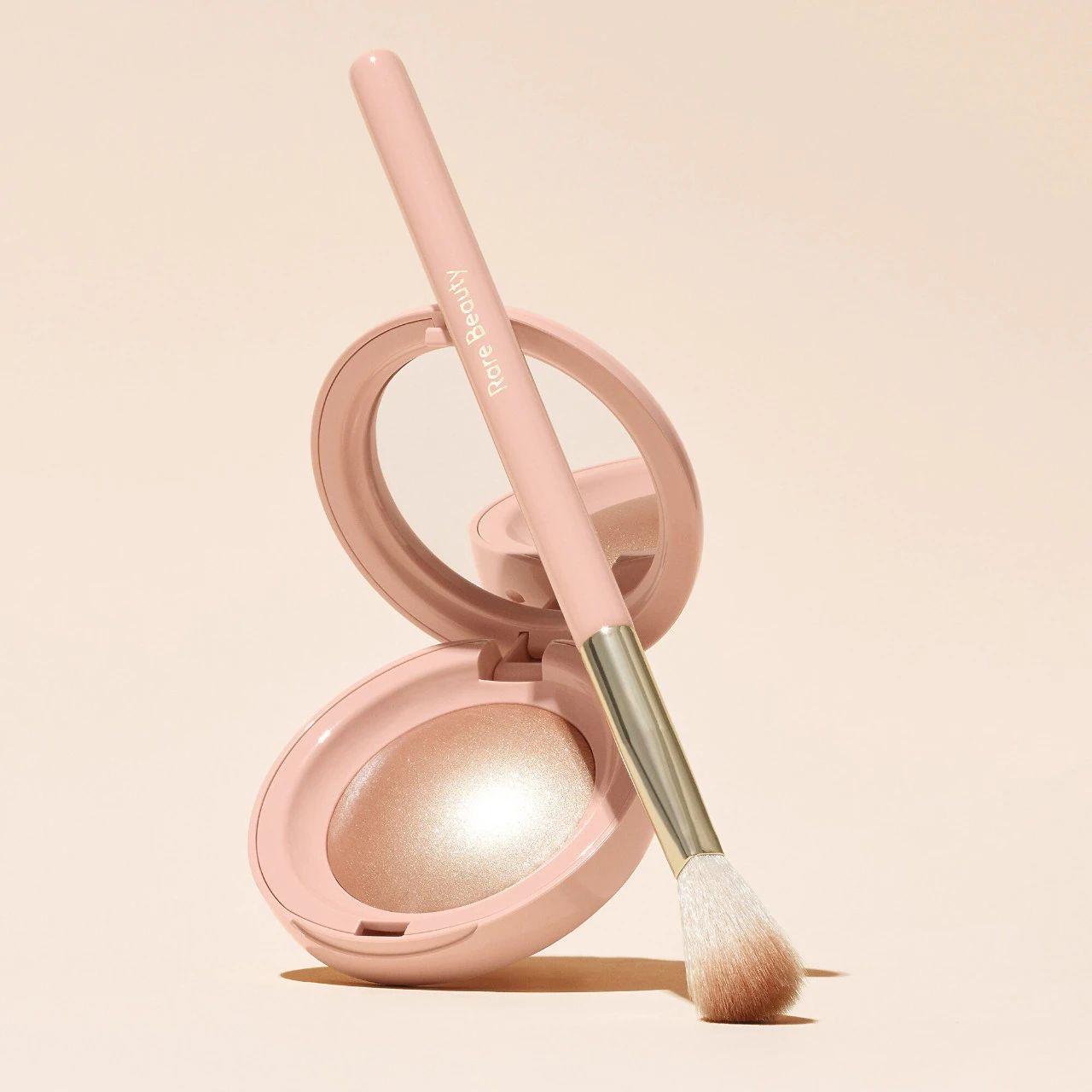 Rare Beauty Кисть для макияжа Precision Highlighter Brush