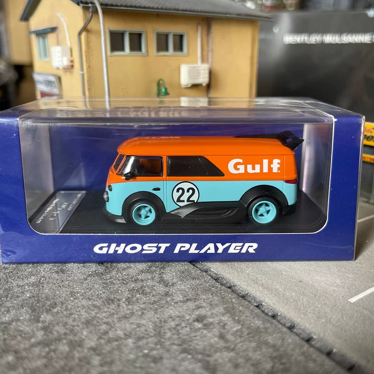 Модель автомобиля GHOST PLAYER 1/64 масштаба VW T1 Kombi с темой нефтяной компании Gulf - подлинная игрушка