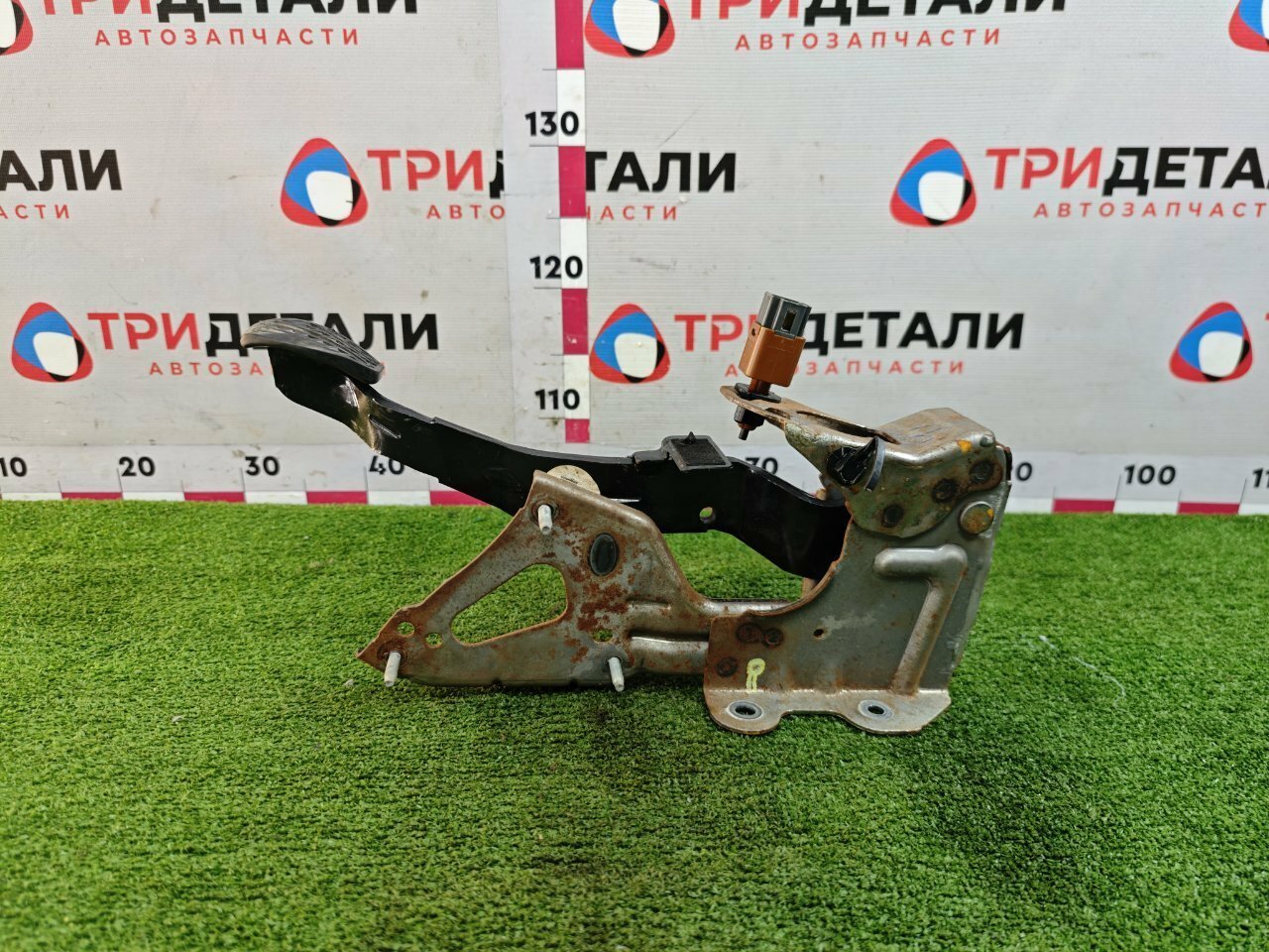 Педаль тормоза Nissan Qashqai 1.6 HR16 2011 (б/у)