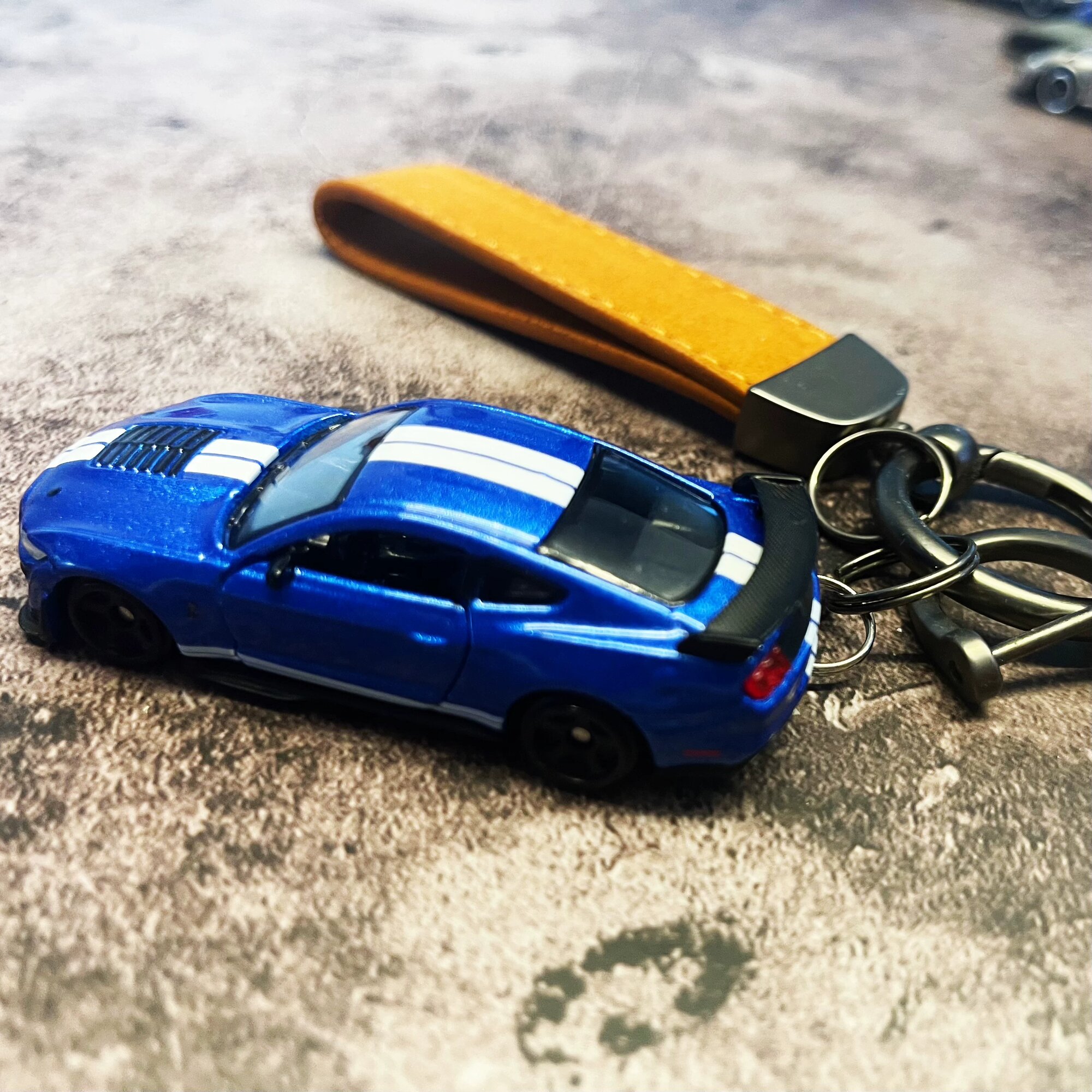 Подлинный Ford Mustang GT500 Аллюминиевый ключен в виде модели автомобиля, коллекционный подарок для автолюбителей,