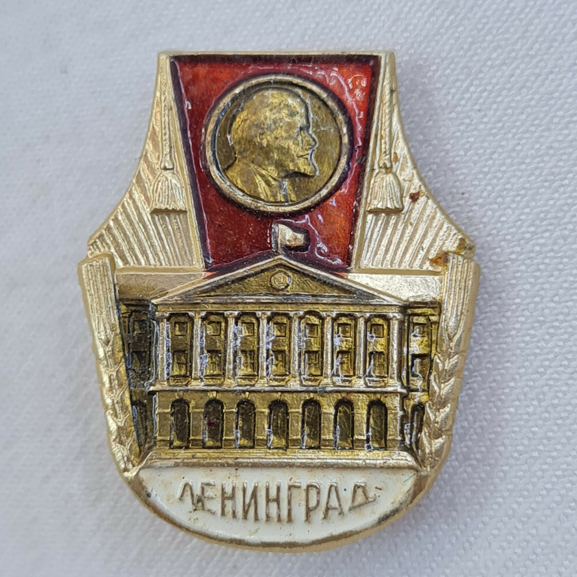 Значок СССР. Ленинград, профиль Ленина и здание, городская тематика. Винтажный значек.