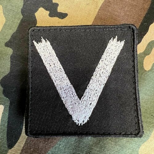 Нашивка ( шеврон патч patch ) буква V вышитая на липучке 8х8 черная 3d embroidery patch reflective alpha fsb patch russian tactical morale military patch backpack chapter to send rough surface