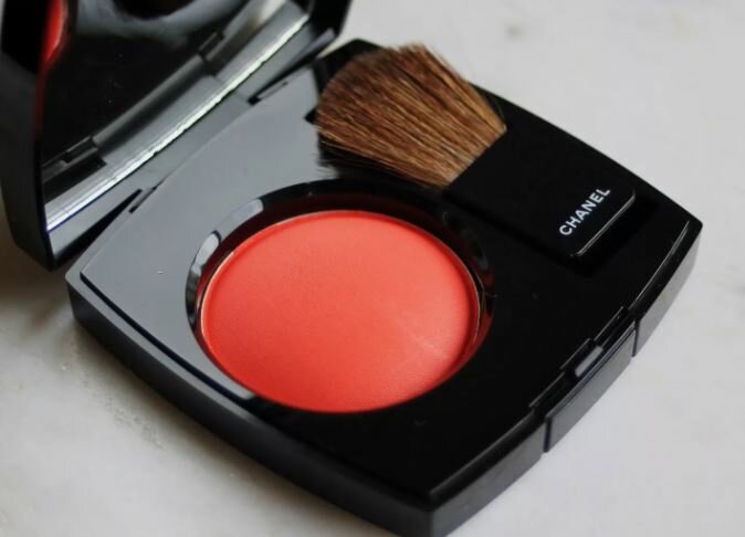 CHANEL JOUES CONTRASTE Пудровые румяна 450 Coral Red