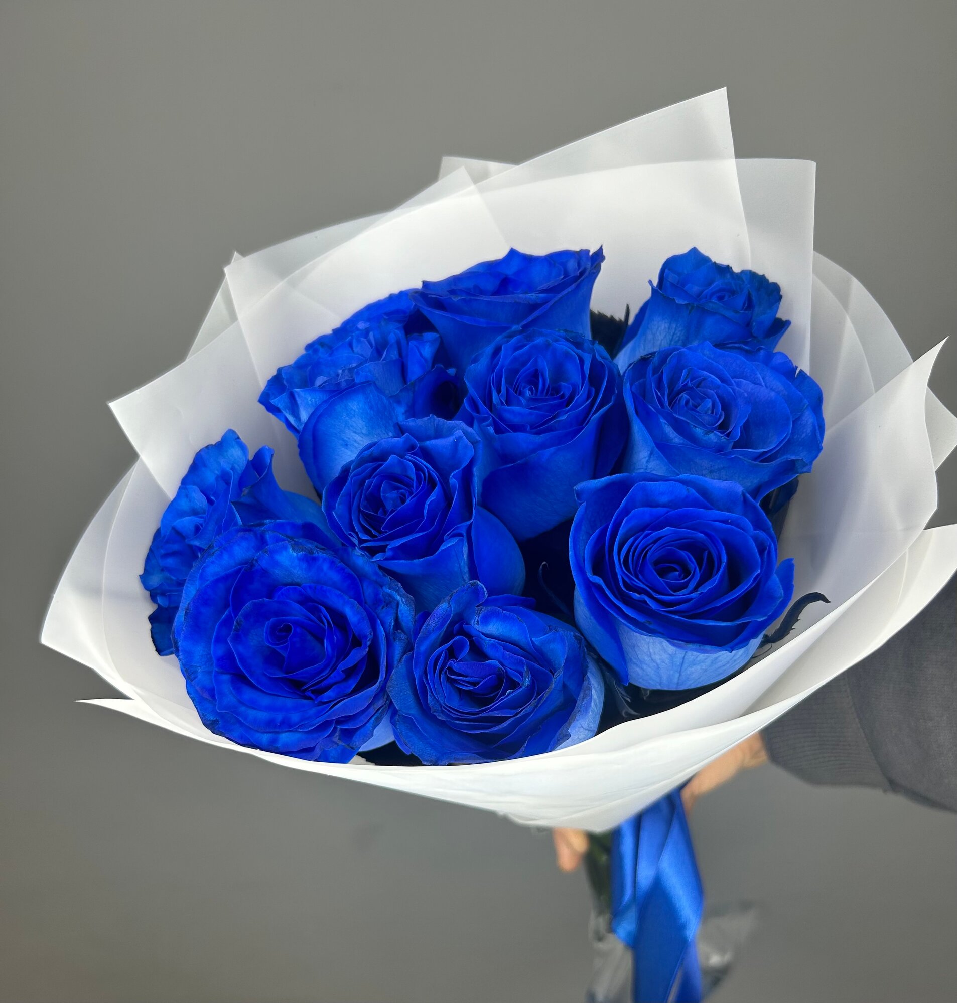 Букет из синих роз в белой упаковке 11 штук  синие розы в стильной упаковке  букет из синих роз