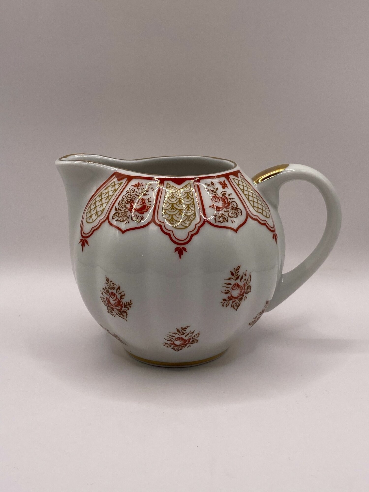 Сливочник "Фриз" Форма: тюльпан. ЛФЗ. СССР. Фарфор. Позолота. Объем: 350 мл.