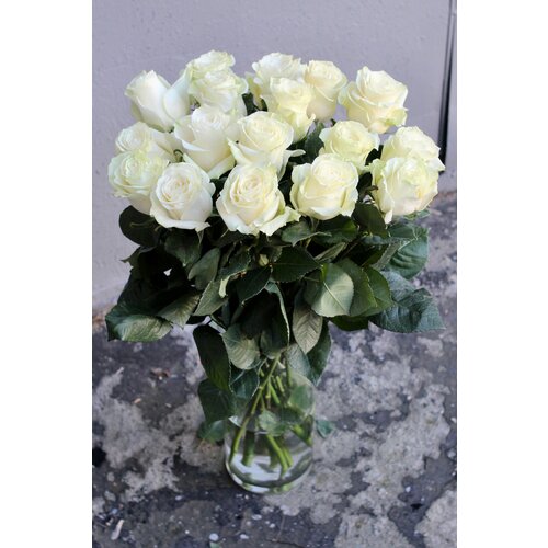 17 Белых Роз сорта Мондиаль в вазе (80 см)