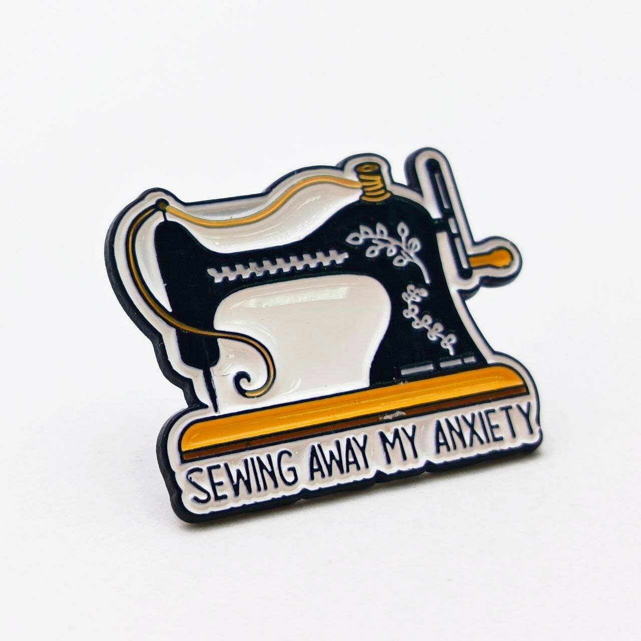 Значок "SEWING AWAY MY ANXIETY" / Белый / 1 шт.