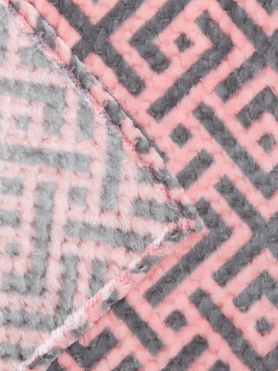 Плед TexRepublic Deco Lux 150х200 см, 2 спальный, велсофт, покрывало на диван, теплый, мягкий, серый, розовый с принтом лабиринт - фотография № 5