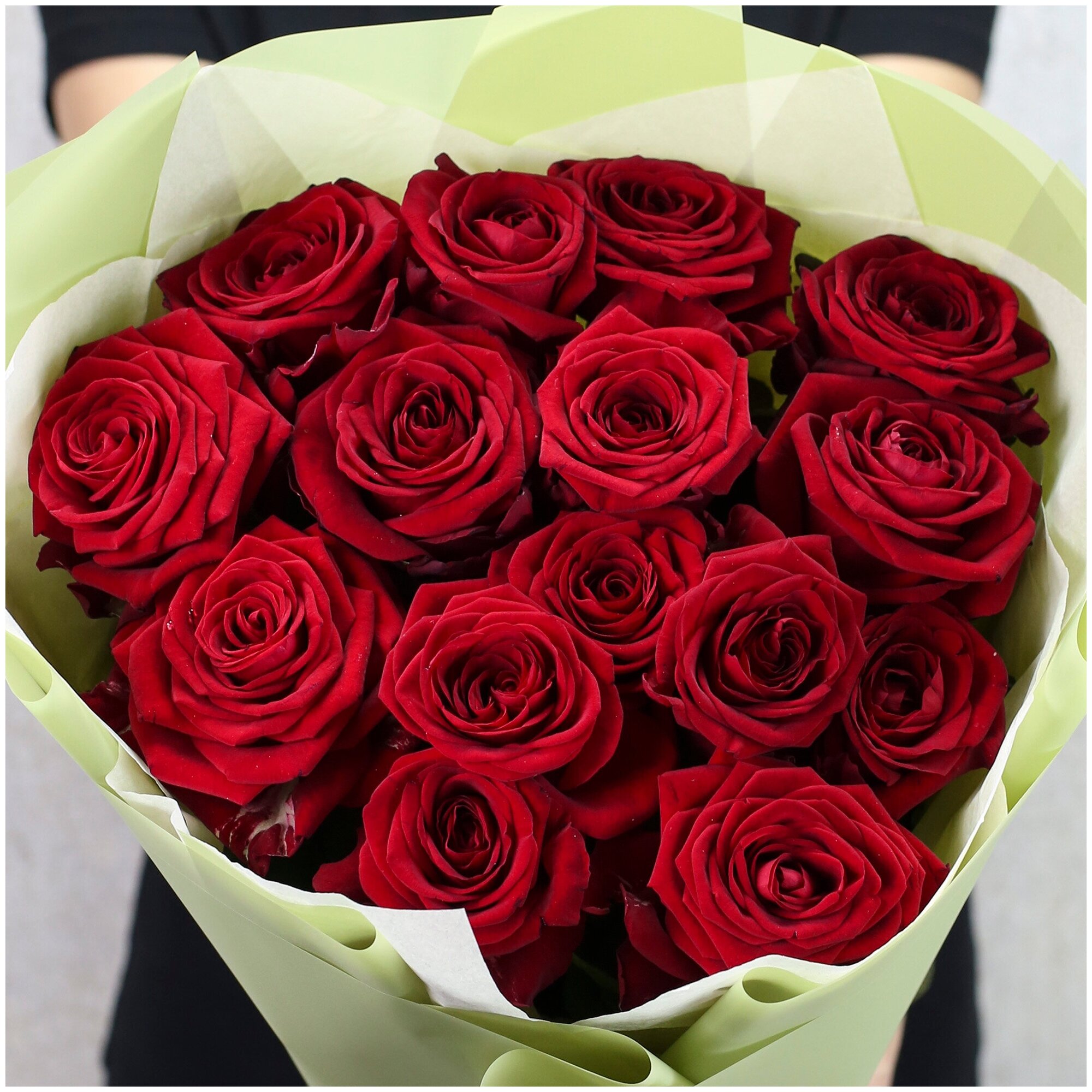 Цветы живые букет из 15 красных роз "Ред Наоми" 70 см в дизайнерской упаковке