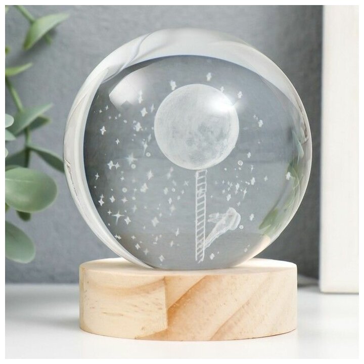 Светильник сувенир стекло подсветка "Дотянуться до луны" d8 см подставка деревянная - фотография № 4