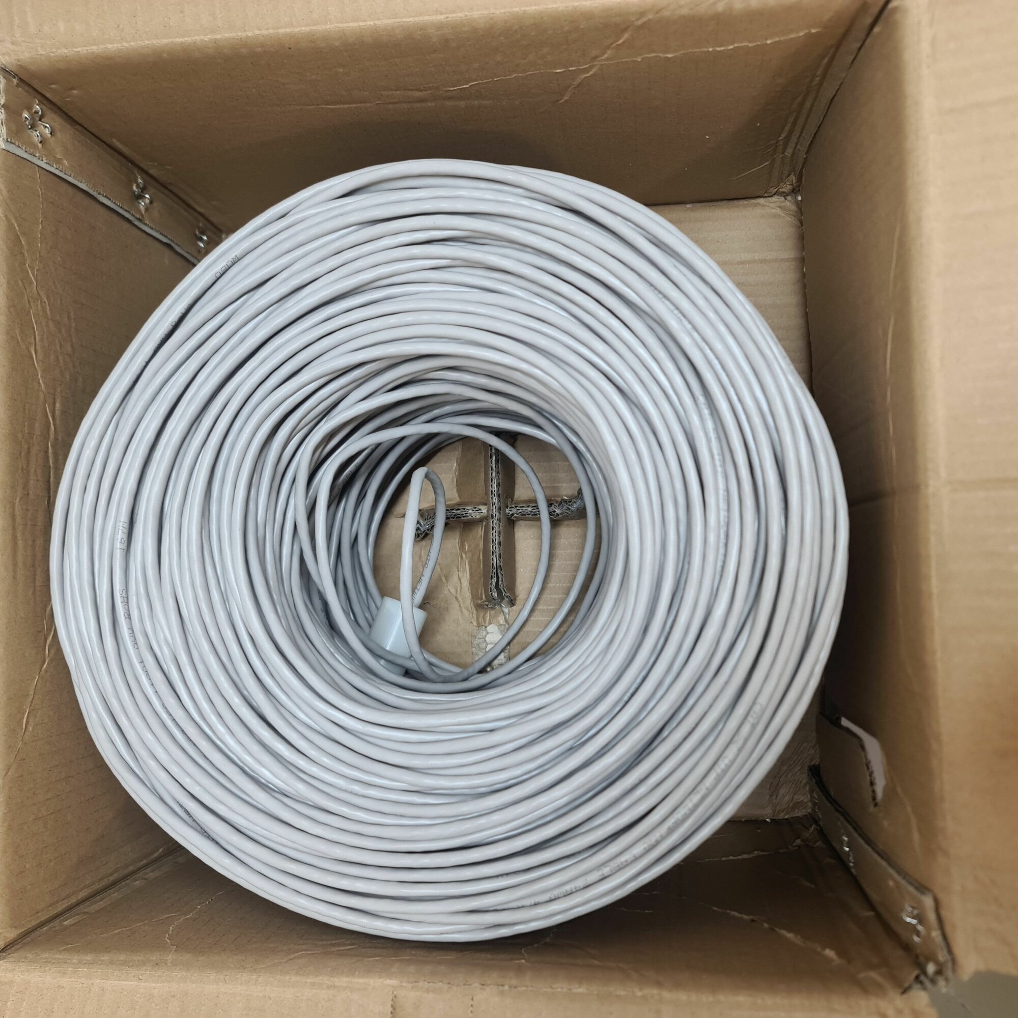 Внутренний интернет кабель. медный . 300 метров для прокладки в помещениях CCA (омедненный медный ) UTP PVC 4 пары (8 жил) Cat.5