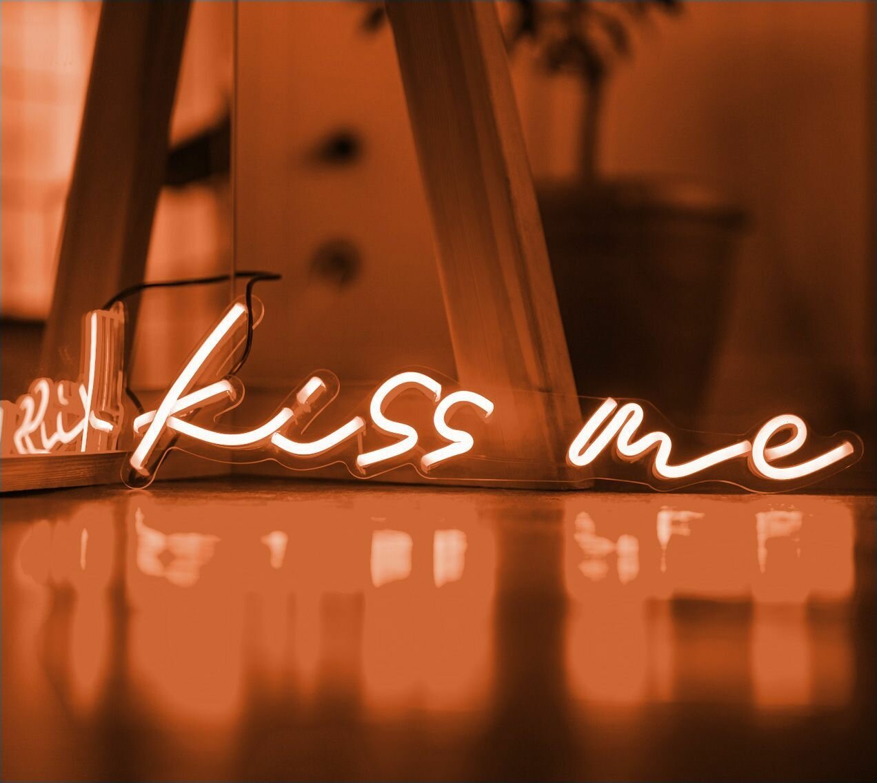 Неоновая табличка Kiss me, 40х12 см