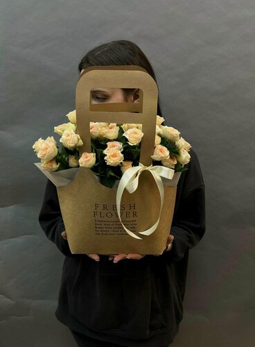 Изображение товара Кустовые розочки salinera в крафтовой сумочке с лентой от Story-flowers