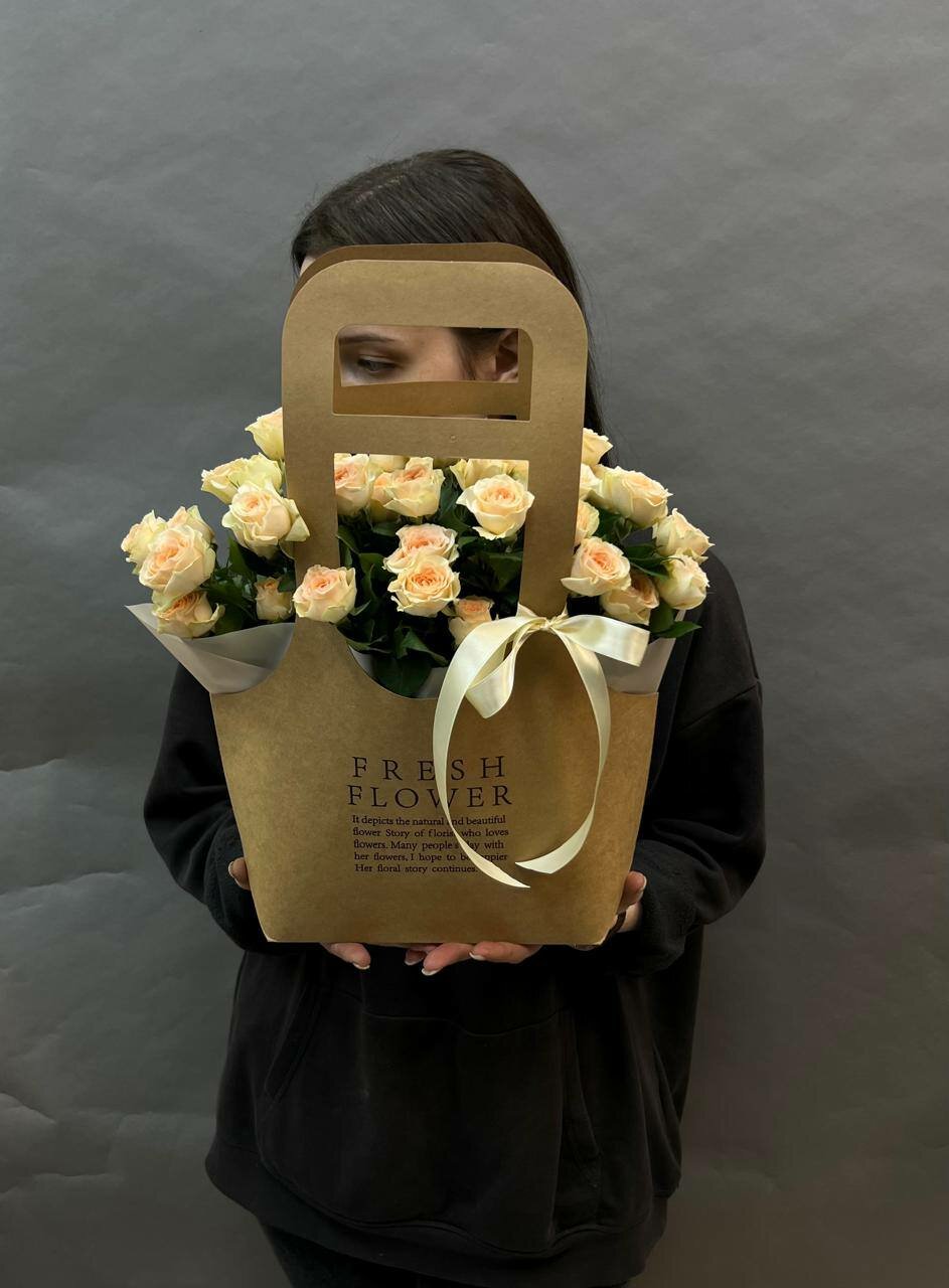 Кустовые розочки salinera в крафтовой сумочке с лентой от Story-flowers