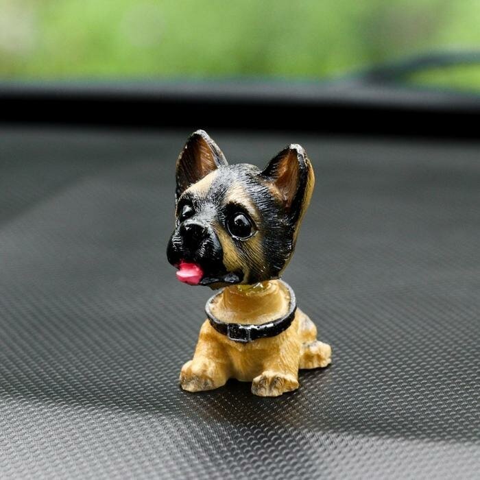 Собака на панель авто качающая головой немецкая овчарка