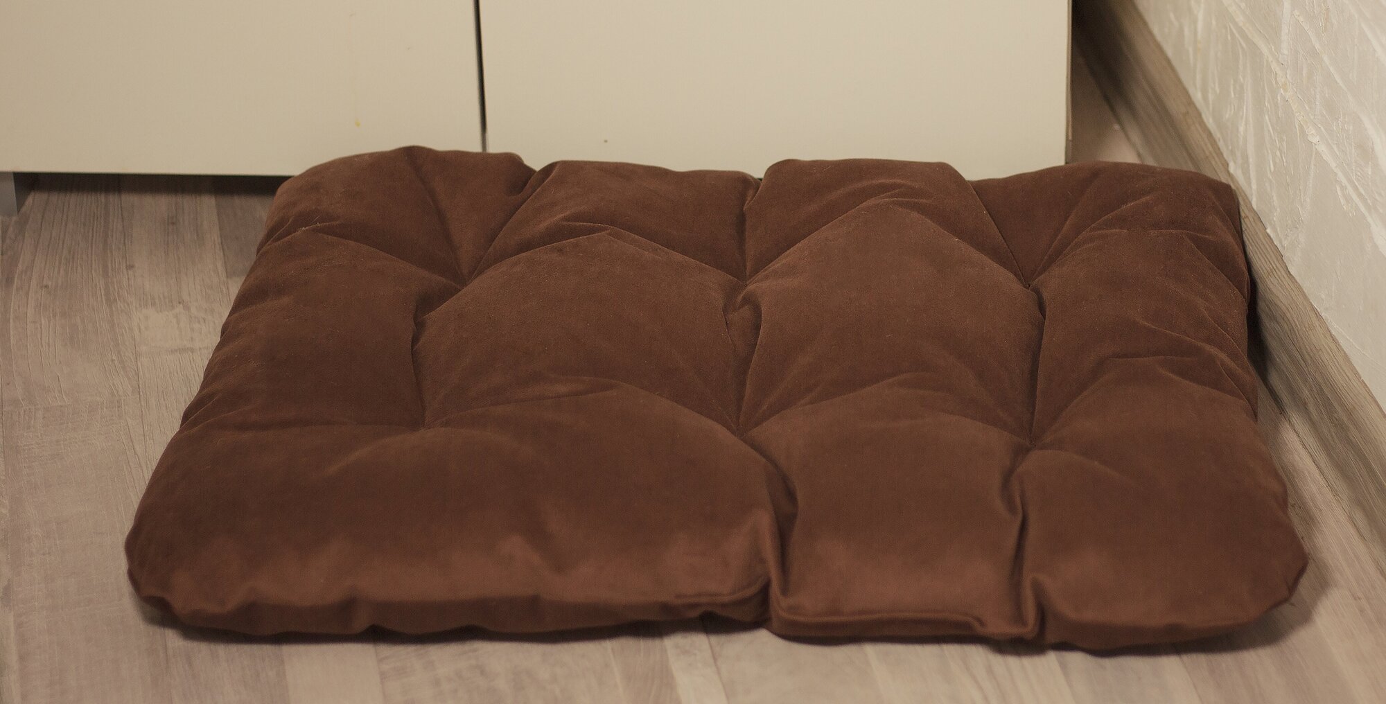 Лежак для животных "Плюш" коричневый / Лежанка для кошек и собак 60×43×9см - фотография № 1