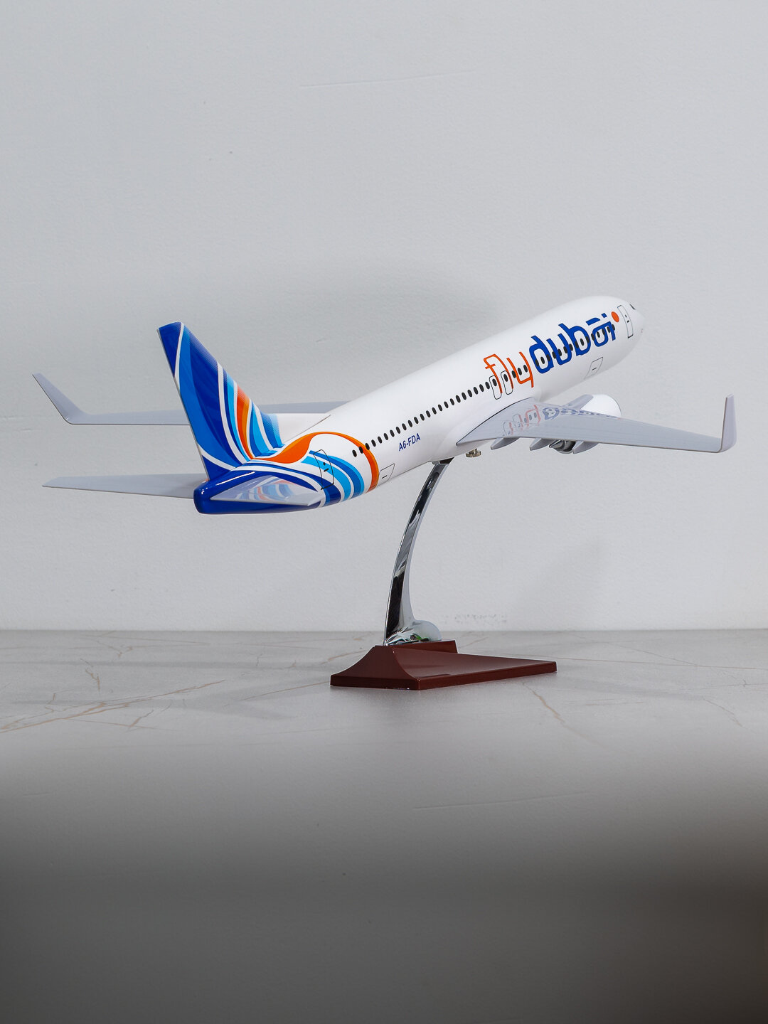 Модель самолёта Boeing 737, авиакомпания Fly Dubai, 47 см, Металл+пластик — фото 1