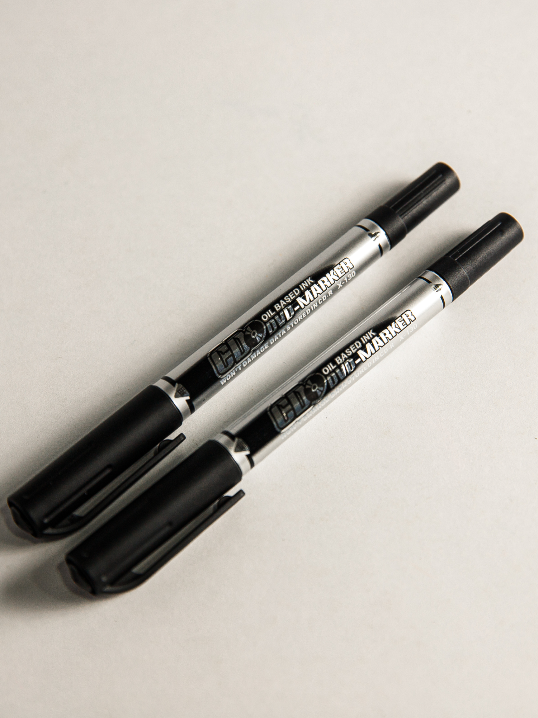 Двухсторонний (одна сторона тоненькая) CD маркер в наборе 2 шт, цвет черный